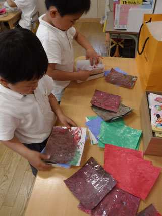 「どの色のウロコを作ろっかな?」