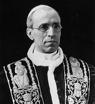 Pie XII, Pape de 1939 à 1958, dû affronter le satanisme fasciste et nazi.
