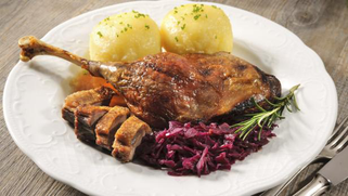 Edelteile von der Gans mit Rotkraut, Kartoffelknödel und Preiselbeeren (Preis 29,50 €)