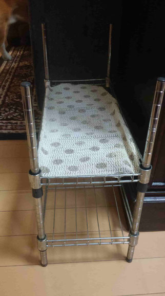 柴犬用の低めに設定してある餌台