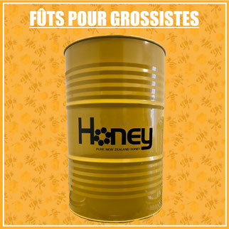 Visuel graphique avec un fond couleur miel et plusieurs abeilles, au centre de l'image un fût de 300 kg de Miel de Manuka pour grossiste et professionnel