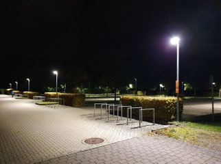 Stark beleuchteter, leerer Parkplatz (Foto: NABU Ilm-Kreis)