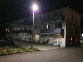 Straßen-/Parkplatzbeleuchtung strahlt in Erdgeschoss ab (Foto: NABU Ilm-Kreis)