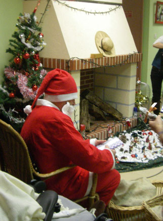 Père Noël et toutes ses hottes pleines de cadeaux pour les résidents