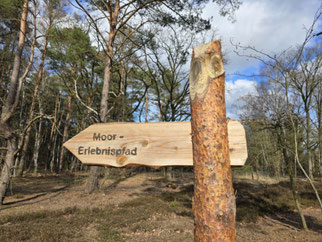 Schild zum Moorerlebnispfad in Resse