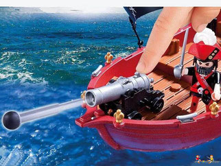 Die Besonderheit im Playmobil Paket 5298 ist der schwimmfähige Segler mit schussfähigen Kanonen.