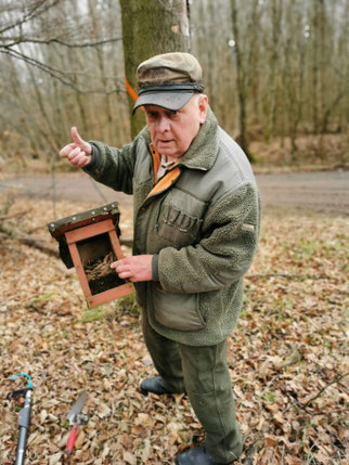 Günter Ruth bei der Niskastenreinigung 2026