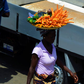 Foto: Karagiannakis, Afrikanerin mit Gemüseplatte auf dem Kopf