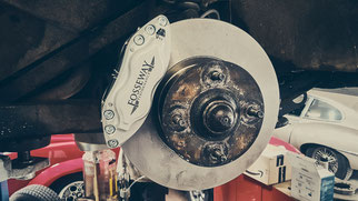 Pour que votre voiture ancienne roule toujours en toute confiance, nous prenons soin de sa mécanique avec rigueur et passion