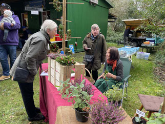 Frau Brigitte Göllner flicht Kränze mit Naturmaterialien flocht
