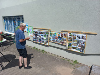 Rudolf vor den Infotafeln der NABU-Aktiven-Guppen