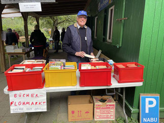 Richard Wenzel am Bücherflohmarkt
