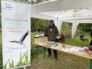 Klaus Benedickt am Infostand der NABU Rodgau