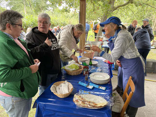 Ingrid Henke am Essenstand