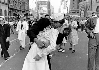      El beso de Times Square  - Alfred Eisenstaedt -  Maestros de la fotografía  DECAPÉ arte digital