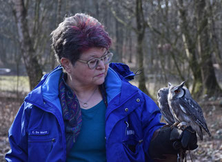 Foto: (A. Bücker) Carola De Marco bei der Greifvogelwanderung