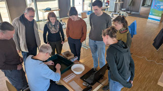 Untersuchung der Gewölle zur Kleinsäuger-Bestimmung durch den Referenten Kay Fuhrmann (Foto: © Oliver Nacke)