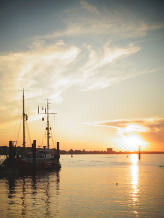 Sonnenuntergang in Övelgönne Feuerschiff Deutsche Werft Abendstimmung Wasser Spiegelungen Elbe Hamburg 2024 Enno Franzius Fotografie Foto Digitalfoto