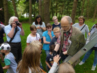 Fledermaus-Experte Holger Siemers zeigt interessierten Kindern eine Fledermaus. (Foto: Achim Borck)