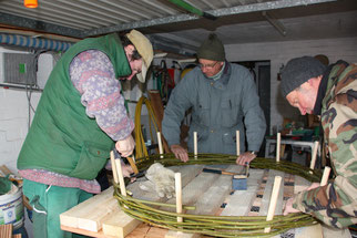 Bau von Nistunterlagen Foto: NABU/Borck