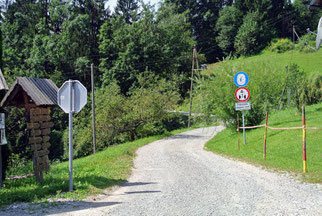 ...wartet dieser Schotterweg.