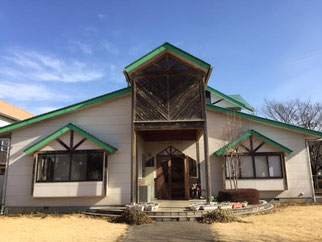 木の香り漂う山小屋みたいな素敵な建物です。