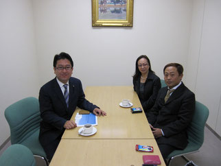 左から島田議員、伊藤会員、高崎理事長