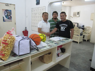 Bahay Bata Center - Angeles, Pampanga Philippinesへ支援物資の贈呈と寄付をする高崎理事長