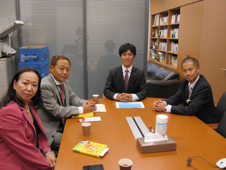 アドバイスを頂いた、よこくめ議員と議員室にて(右から)今井会員、よこくめ議員、高崎理事長、伊藤会員。