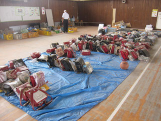 閖上小学校では今でも沢山の遺品が引き取り手を待っています