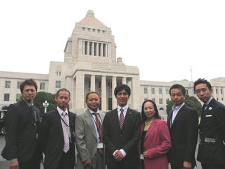 国会見学から合流したFKJメンバーと(右から)山内会員、脇会員、伊藤会員、よこくめ議員、高崎理事長、今井会員、新井会員