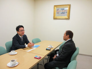 具体的な支援の協力を話し合う島田議員(左)と高崎理事長(右)