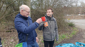 Nichtmal ein Sprung in der Schüssel. Mit den illegal entsorgten Tassen könnte man noch prima anstoßen. Fotos: René Sievert