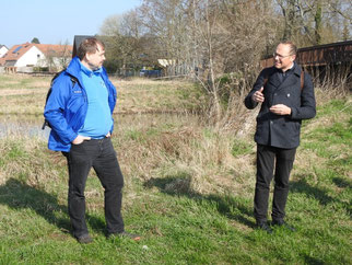 Sachsens Umweltminister Wolfram Günther (rechts) und René Sievert vom NABU Leipzig (links) am Ufer der Weißen Elster. Foto: Beatrice Jeschke