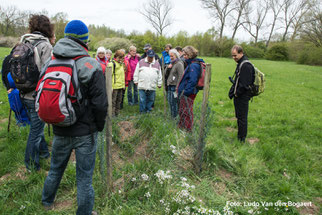 An einem Bodenprofil berichtete Birgit Peil über die Arbeit der wissenschaftlichen Begleitforschung des Projekts "Lebendige Luppe". Foto: Ludo Van den Bogaert