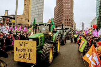 130 Traktoren führten den Demonstrationszug an. Foto: wir-haben-es-satt.de/Die Auslöser Berlin