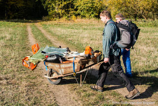 Die Schubkarre erleichterte den Transport der Werkzeuge zur Wiese. Fotos: Ludo Van den Bogaert