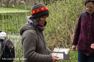 Anhand historischer Registerlochkarten erklärte Birgit Peil, wie im Zeitalter vor Computerdatenbanken Informationen über die  Amphibienfauna erfass- und abrufbar waren.