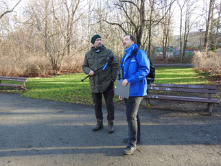 René Sievert (rechts) vom NABU Leipzig zeigte MDR-Reporter Roland Kühnke die Vogelwelt im Park. Fotos: Beatrice Jeschke