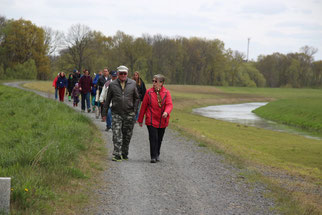 Der Weg auf dem Deich der Neuen Luppe verdeutlichte die einförmige Landschaft an diesem Kanal, bevor die Route dann durch den Wald der Luppeaue führte. Fotos: Beate Kahl 