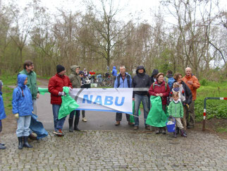 Rund 25 Naturfreunde kamen zur Müllsammel-aktion des NABU. Fotos: Carola Bodsch