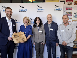 von links nach rechts: Lukas Stemper (Geschäftsführer des NABU LV NRW), Dr. Heide Naderer (Vorsitzende des NABU LV NRW), Marion Zöller, Peter Berthold, Ulrich Pohl (alle drei vom Vorstand des NABU Euskirchen)