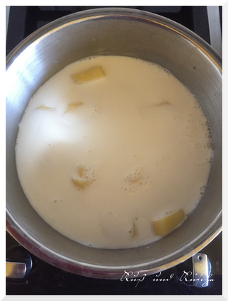 Die Milch und die  geschnittenen Kartoffeln in den Topf geben und ca. 20 Minuten kochen. Häufig vorsichgig umrühren, damit die Kartoffeln nicht anbrennen oder kaputt gedrückt werden. 