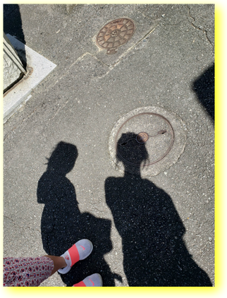 父方のお墓がある場所で。娘と私の影。