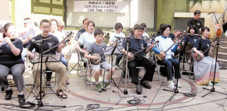 「はいさいFESTA」での沖縄音楽三線教室の合奏=2日午後、神奈川県川崎市