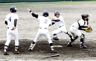 逆転のホームを踏む大浜雅史選手=市中央運動公園