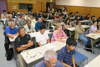 講演を聞く人たち=27日夜、健康福祉センター