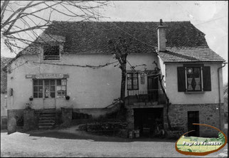 bâtiment du café de la place de Leucamp - cantournet