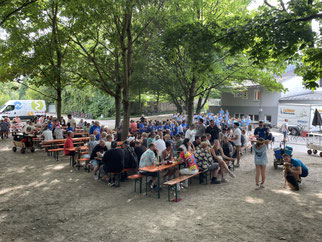 Festbetrieb hinter der Sporthalle