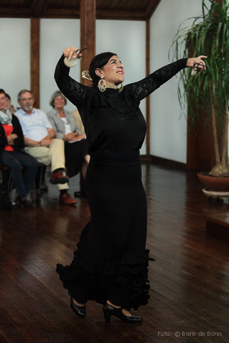 Flamencotänzerin Rosa Martínez tanzt beim Flamencokonzert "Feurige Momente" am 30.06.2017 als Teil des Ensembles "Alma Flamenca" in der Evangelischen Kirche Königswinter-Oberpleis /Color-Foto by Boris de Bonn